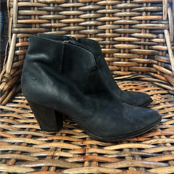 FRYE Womens Jennifer Bootie
Leather Pointed Toe Ankle Zip
Boots Black Sz 6.5 - Picture 9 of 15